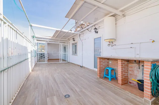 Atico muy amplio con gran terraza en Arabial - foto 4