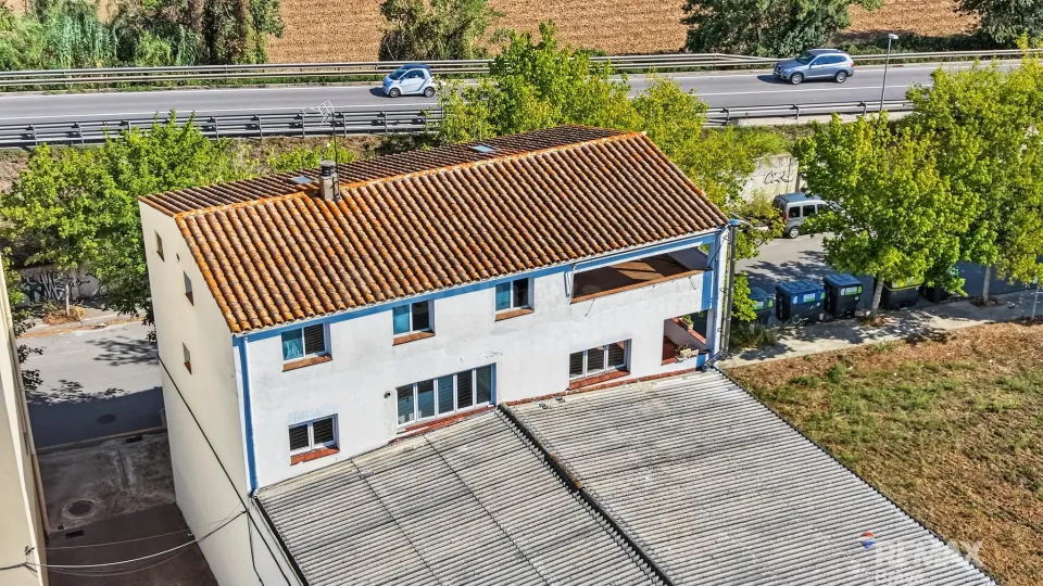 Girona, Domeny | Gran Oportunidad: Edificio de 702 m2 con Taller, Vivienda y Patio
