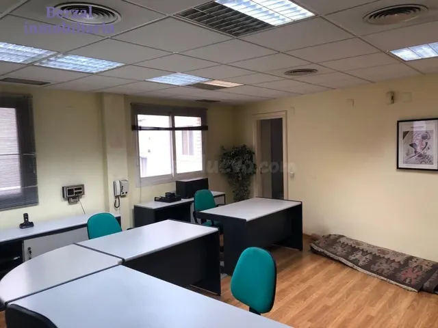 Oficina en el centro, edificio de oficinas, con trastero. MO - foto 2