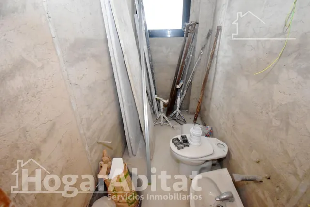 ¡Perfecto para invertir! Casa de cuatro alturas  para reformar con garaje y dos terrazas, cerca del centro — 42