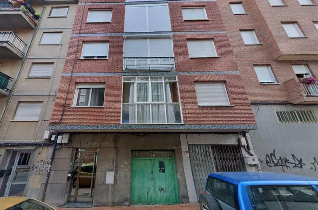 Se vende piso OKUPA en Ponferrada (León).