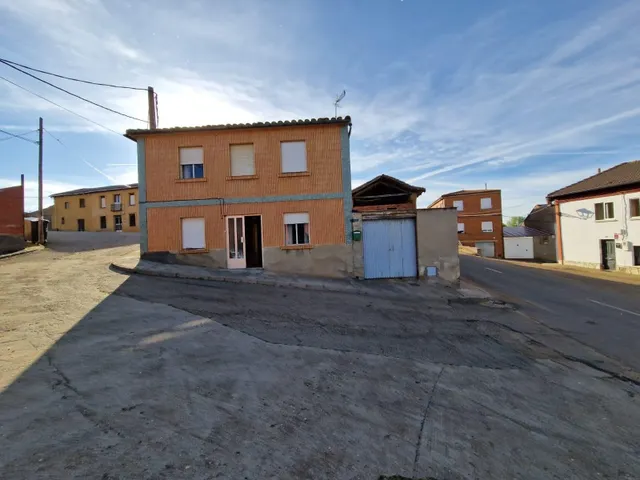SE VENDE CASA EN VILLACALBIEL, 2 PLANTAS, PATIO 60 M2, CALEF - foto 2