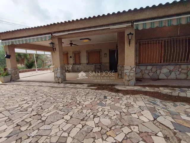 SE VENDE CHALET EN PARCELA URBANA EN LA ROMANA — 29