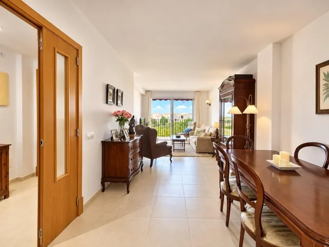 Ático luminoso con piscina comunitaria, parking y terraza privada — 3