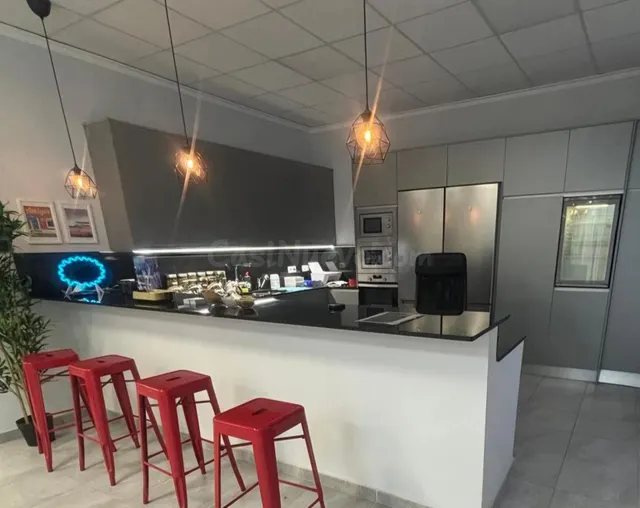 LOCAL DE 290 M2 BIEN CONSERVADO A 200 METROS DE LA PLAYA — 5