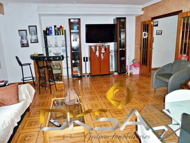 160 m2, terraza, chimenea y estancias de las que ya cuesta encontrar