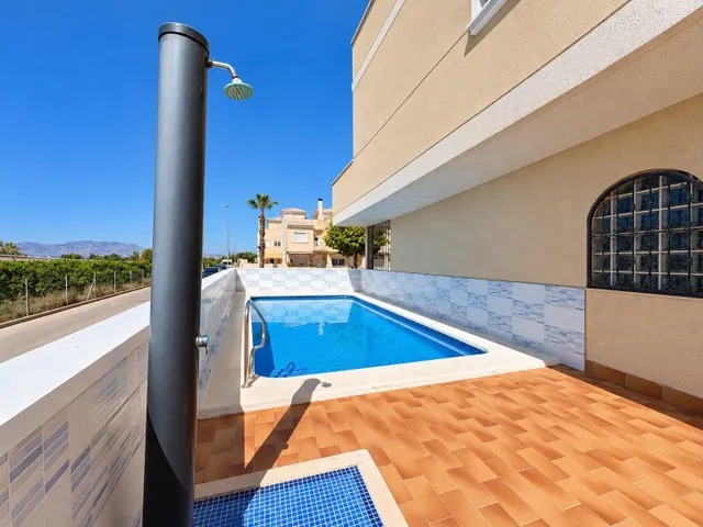 Amplio adosado de 4 dormitorios con solárium, garaje/sótano y piscina comunitaria — 6