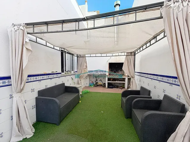 Casa independiente de 275 m2 con piscina, jacuzzi y terrazas