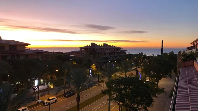 Fabuloso ático de diseño con vistas al mar y a la montaña en Gavà Mar — 10