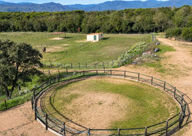 Exclusiva finca ecuestre rodeada de naturaleza, con máxima privacidad y espectaculares vistas a la montaña. — 40