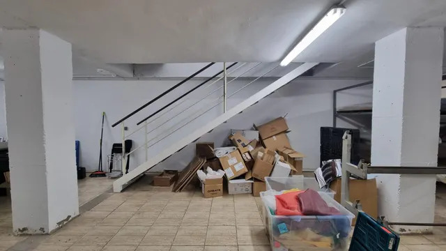 LOCAL COMERCIAL DE DUES PLANTES, AMB LLOGATER — 11