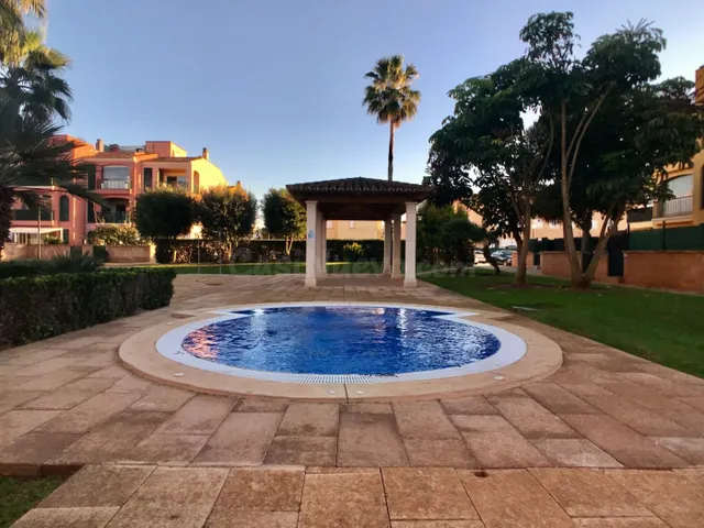 ACOGEDOR APARTAMENTO CON TERRAZA Y PISCINA COMUNITARIA - foto 3