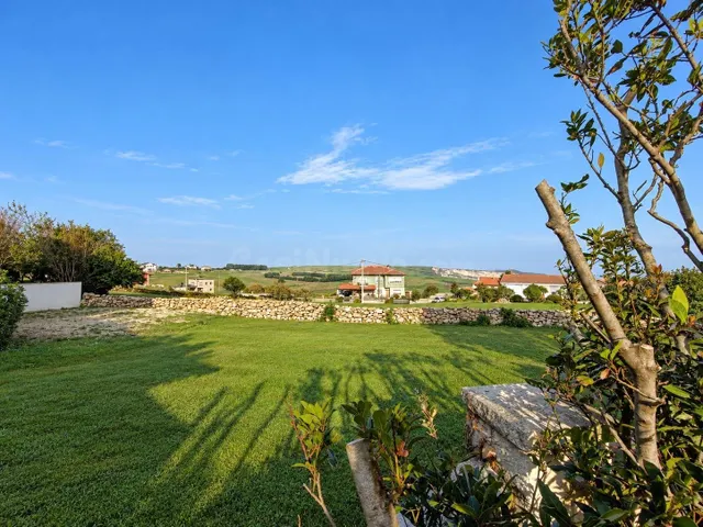 CASA LLENA DE POSIBILIDADES A UN PASO DEL MAR.-