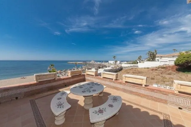 villa independiente 1º linea de playa cabopino — 12