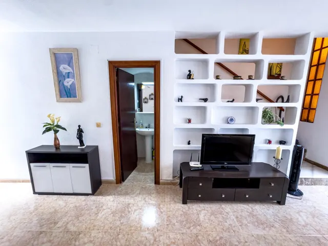 Encantador adosado de 2 plantas en Nueva Torrevieja — 2 dormitorios, 2 baños, gran patio y piscina comunitaria — 18