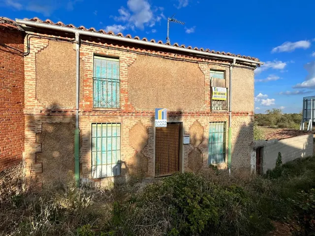 CASA CON PARCELA EN VENTA CON 5 DORMITORIOS EN TÁBARA, ZAMOR