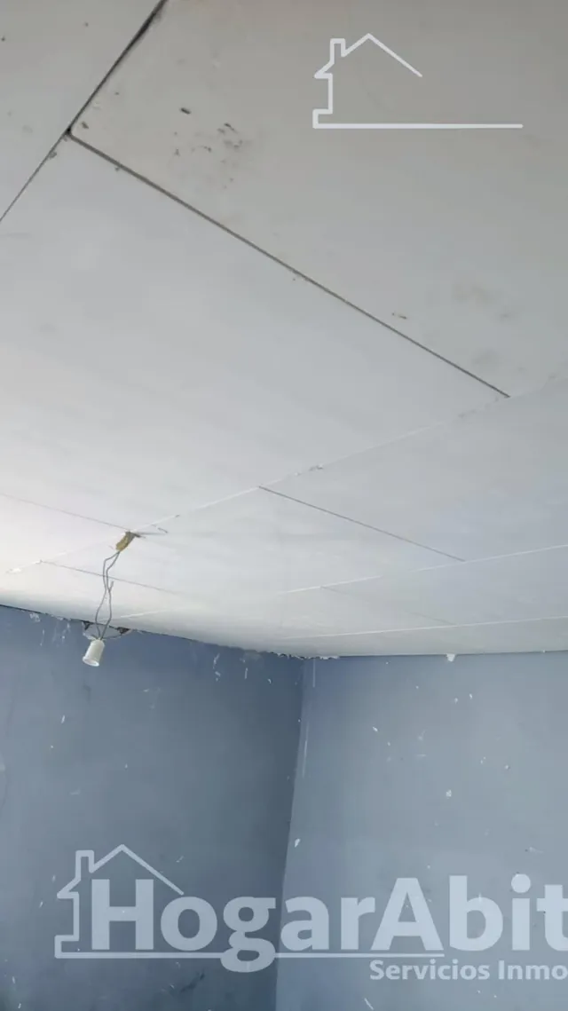 ¡ECONOMICA! AMPLIA CASA CON TERRAZA Y CON MUCHAS POSIBILIDADES — 31