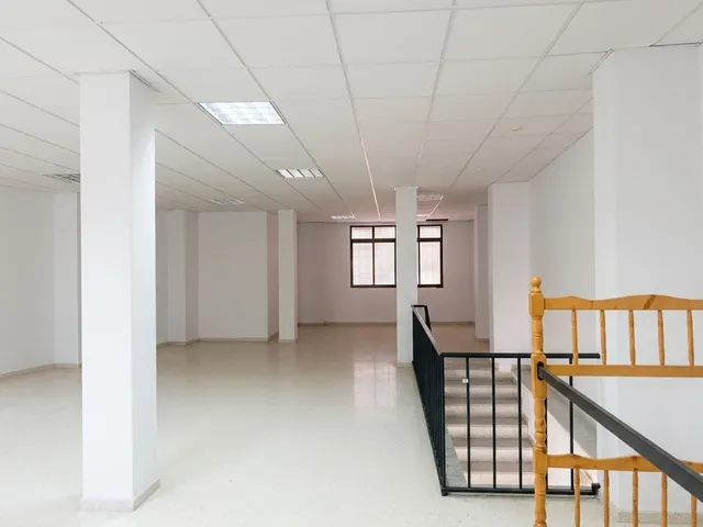 Local comercial con sótano, patio y nave con pozo de agua