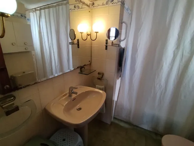 Apartamento de esquina con 2 dormitorios y terraza acristlada en 1 Linea playa Levante. — 18