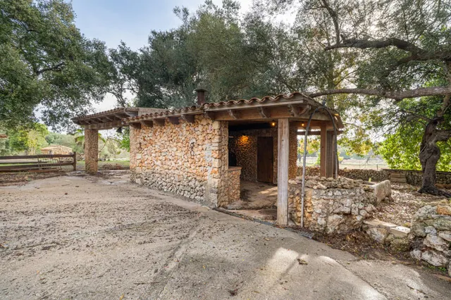 Finca rústica con 3 dormitorios, piscina y múltiples posibilidades en Inca. — 27