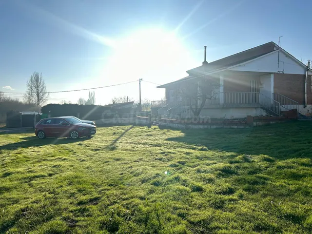 Encantadora Casa con Terreno en Cubillos del Sil — 2