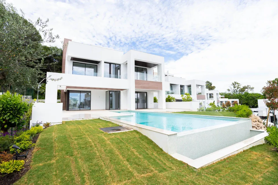 DOS ESPECTACULARES VILLAS RECIÉN TERMINADAS EN EL CENTRO DE MARBELLA