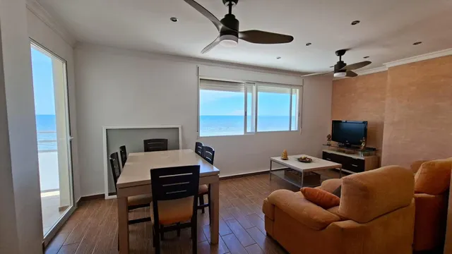 Apartamento ubicado en primera línea playa Daimús, destaca por su privilegiada orientación noroeste que regala vistas despejadas al mar — 4