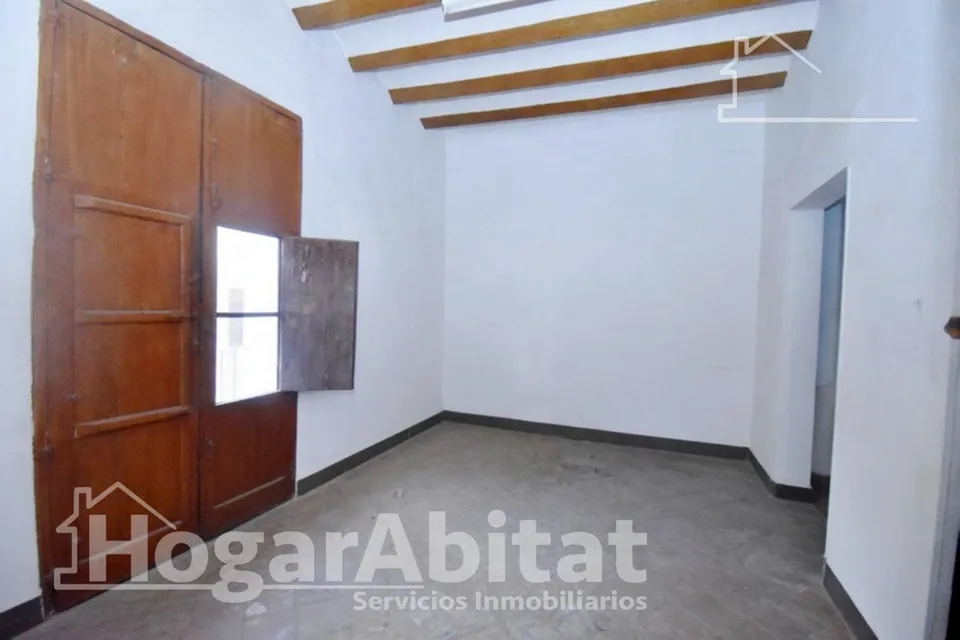 Extraordinaria finca con local comercial y múltiples posibilidades de reconversión a reformar en pleno centro
