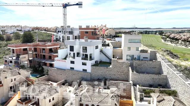 PRECIOSO ADOSADO A ESTRENAR CON PISCINA PRIVADA Y TERRAZA — 50