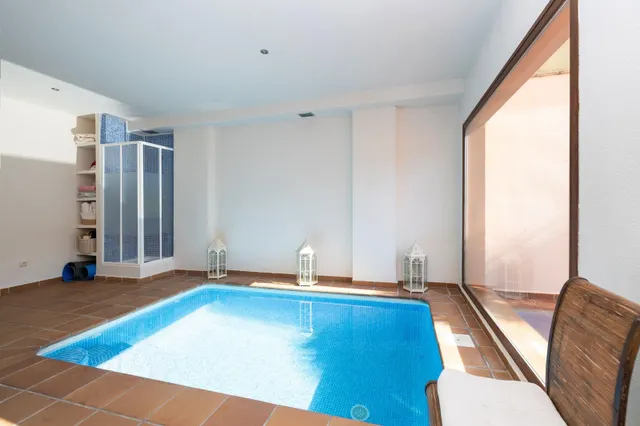 ESPECTACULAR CASA ADOSADA CON PISCINA INDEPENDIENTE — 47