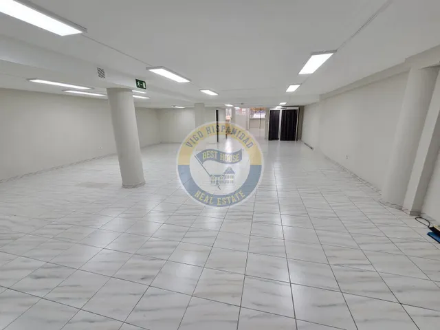 Bajo comercial de gran visibilidad — 18