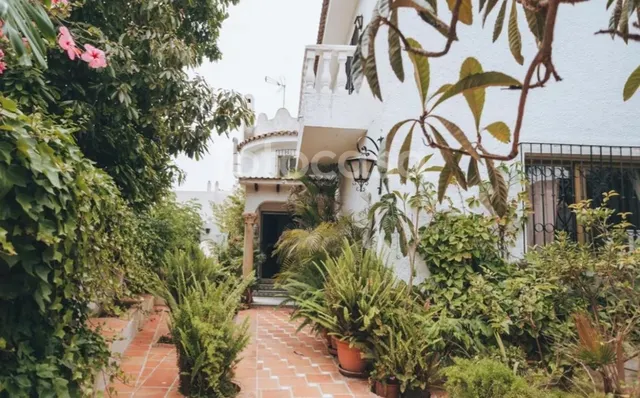 VENTA DE VILLA PAREADA EN EL CENTRO DE MARBELLA. 8 DORMITORIOS, JARDÍN CON PISCINA Y PARKING. — 9