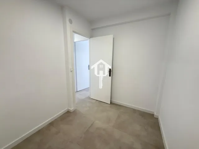 Piso en venta en Alicante, 75m2, 3 habitaciones un baño completo, segunda planta con ascensor. plaza de garaje . zona de ciudad elegida — 28