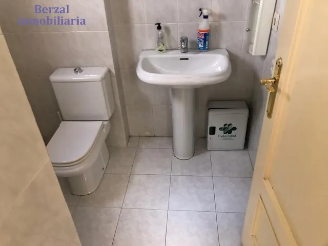 Oficina en el centro, edificio de oficinas, con trastero. MONTADA — 23