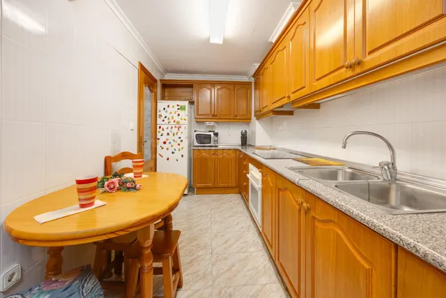 Gran piso de 4 dormitorios y dos baños en el corazón de Torrevieja, a menos de 500 metros del mar — 3