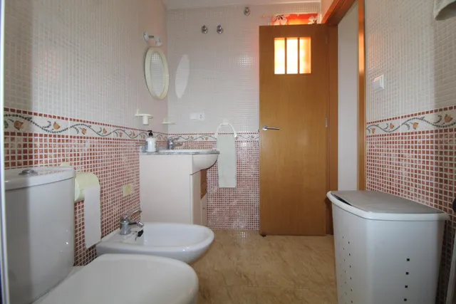 Ático de 3 dormitorios y 2 baños, con solárium privado y plaza de aparcamiento — 8