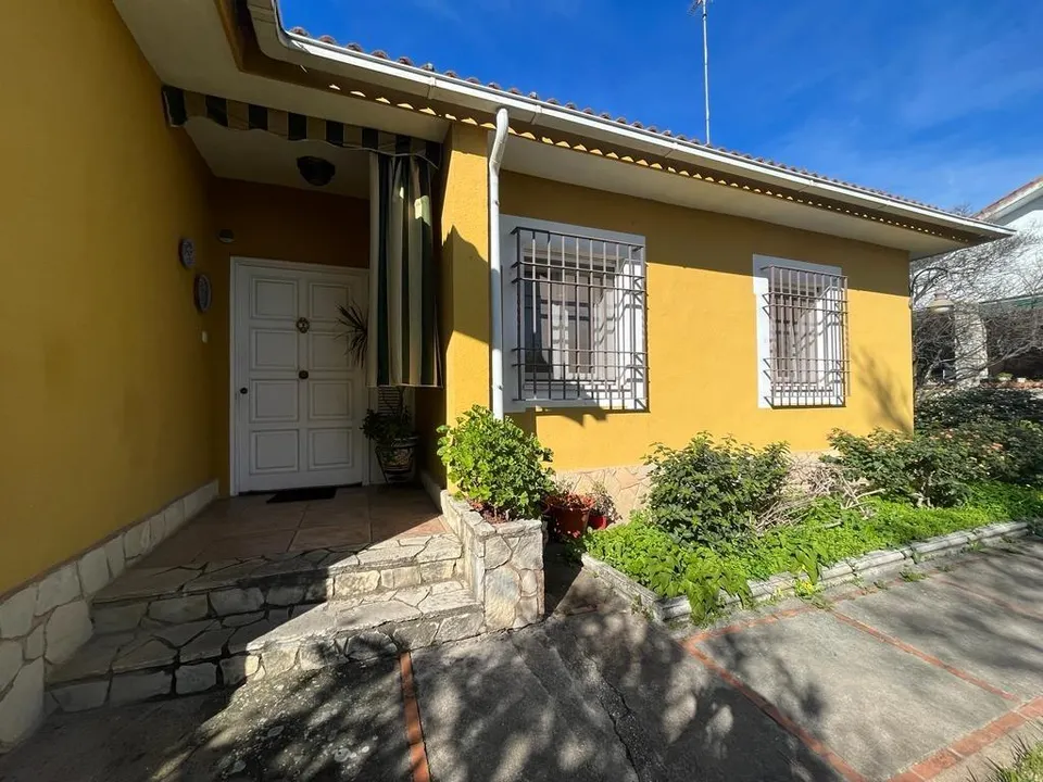 UNA PARCELA DE 3000 M2 SEGREGABLE EN TRES CON DOS CHALETS CON BUENA UBICACIÓN