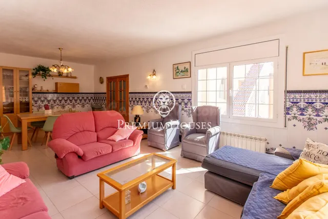 Casa independiente con piscina interior y jardín en venta en - foto 3