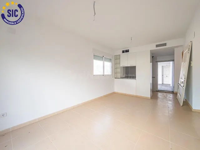 APARTAMENTO DE 2 DORMITORIOS//BAJO CON JARDÍN - foto 2