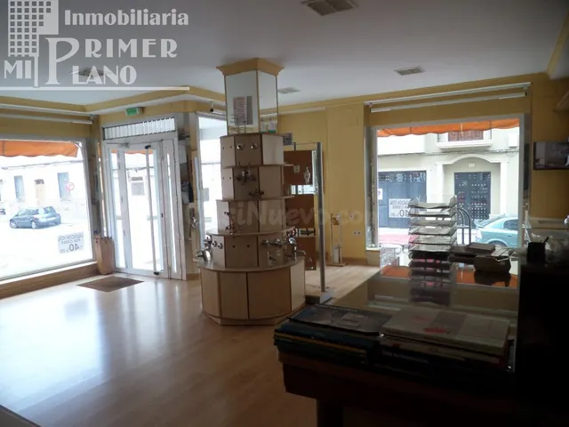 *LOCAL COMERCIAL DE 120 M2 CON UNA OFICINA Y AIRE ACONDICION - foto 4