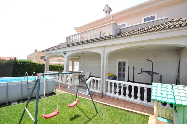 Chalet con piscina y amplio jardín cerca de la Playa de les 