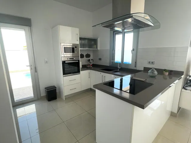 Excepcional Villa en Pilar de la Horadada: Lujosa Villa de una Planta con Licencia Turística — 37