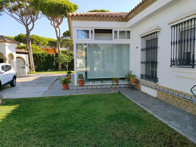 Fantástico chalet en Costa de Sancti Petri, a solo 350 metros del mar. — 9