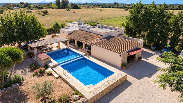 Finca rústica con encanto mallorquín, piscina privada y vist