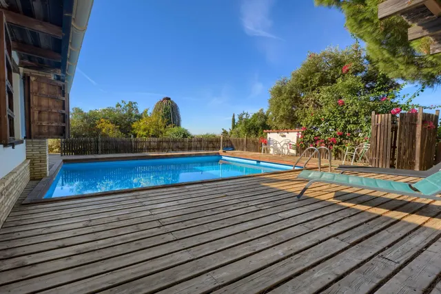CHALET INDEPENDIENTE DE UNA PLANTA CON APARTAMENTO, PISCINA  - foto 2