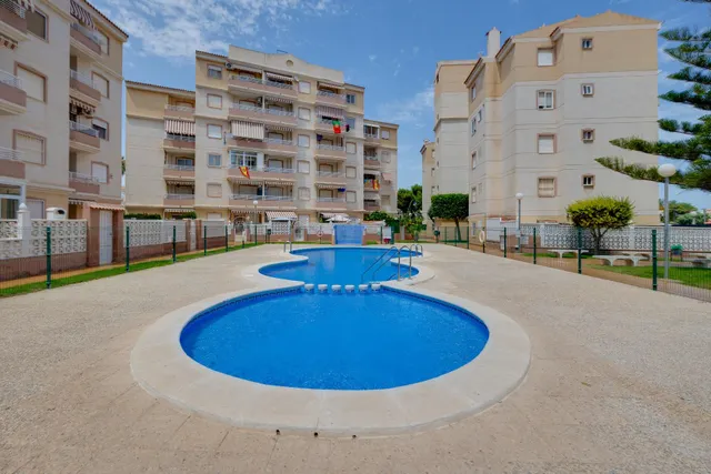 Apartamento 2 dormitorios con orientación sur y piscina comunitaria. — 22