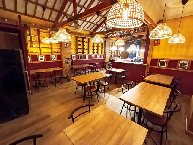 Taberna con encanto en traspaso en El Cabañal. Zona de alta  - foto 4