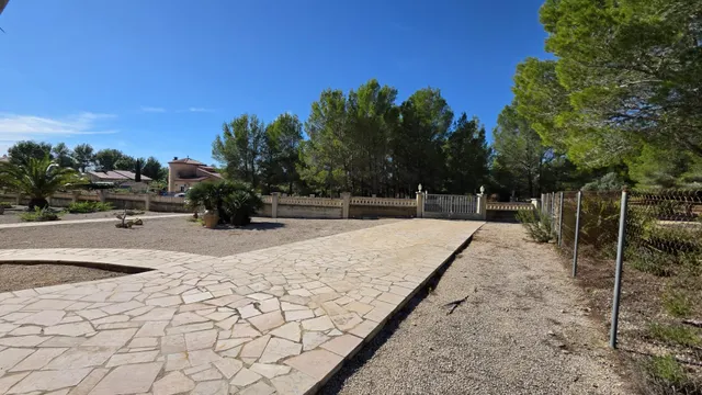 Chalet con piscina, gran parcela y licencia turística — 41