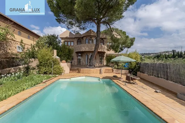 Espectacular casa independiente con piscina y grandes vistas