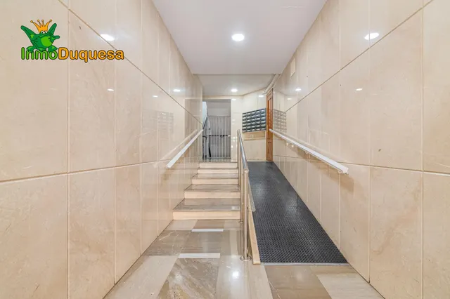 Piso de 4 Dorm. en Camino de Ronda. Para REFORMAR. — 34
